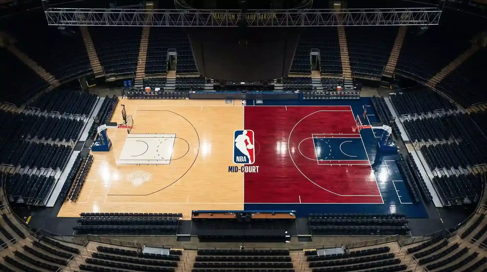 Cancha de baloncesto dividida con los colores blanco y azulgrana antes de un clásico ACB