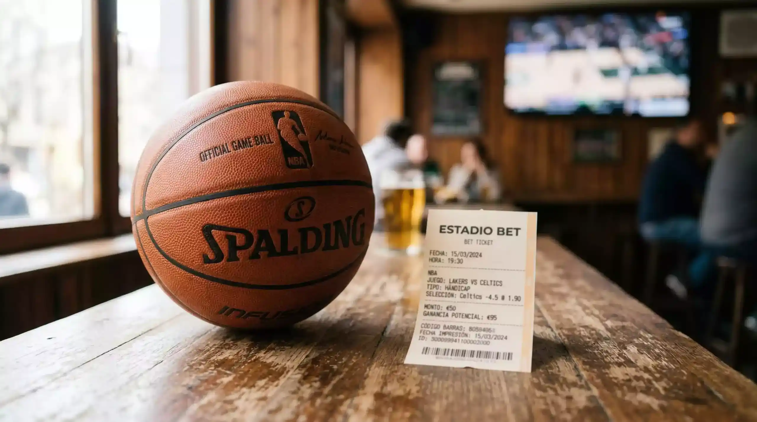 Balón de baloncesto junto a un boleto de apuestas combinadas sobre una mesa de madera