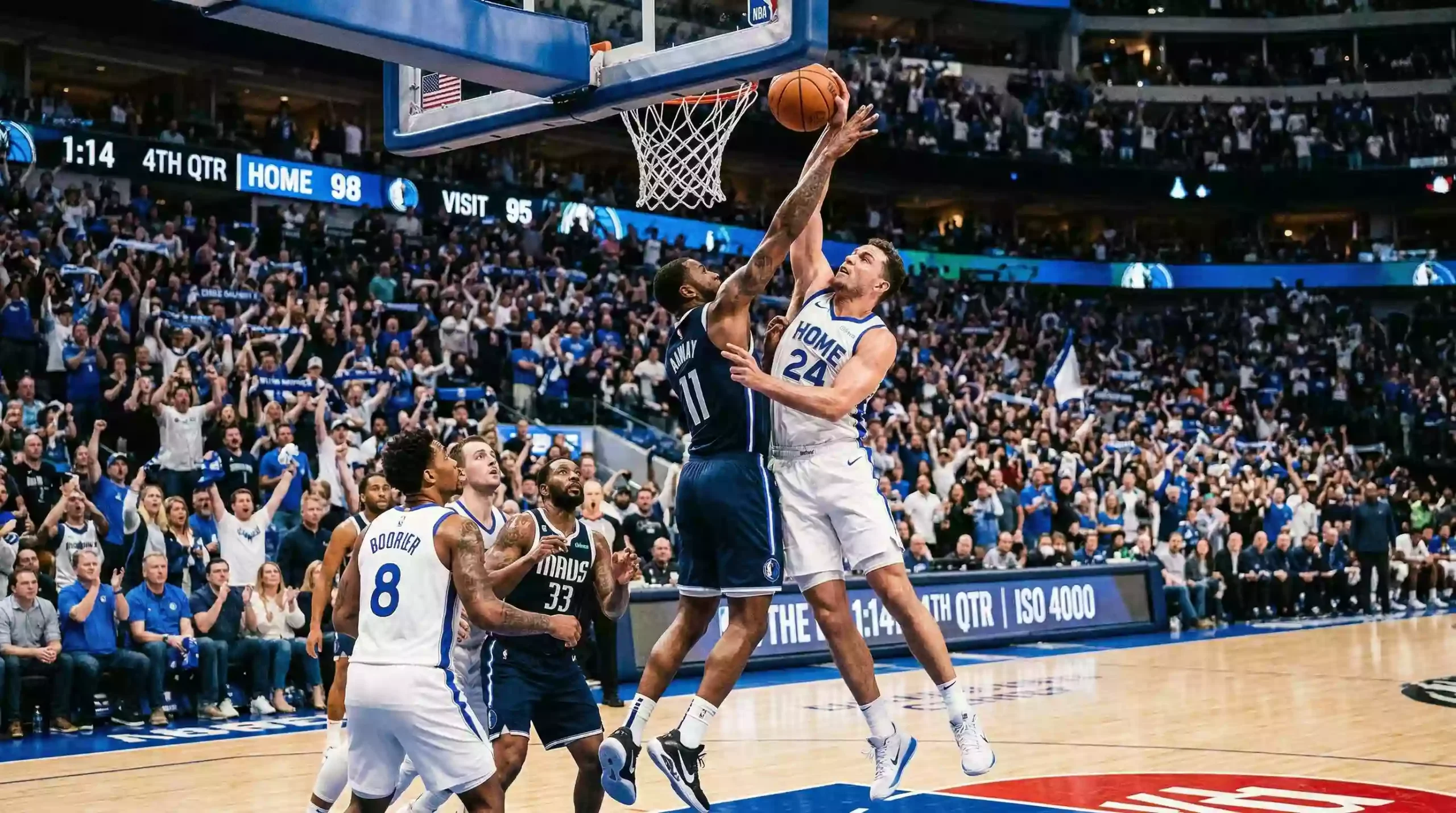 Jugadores de baloncesto disputando un partido de playoffs en un pabellón lleno de público
