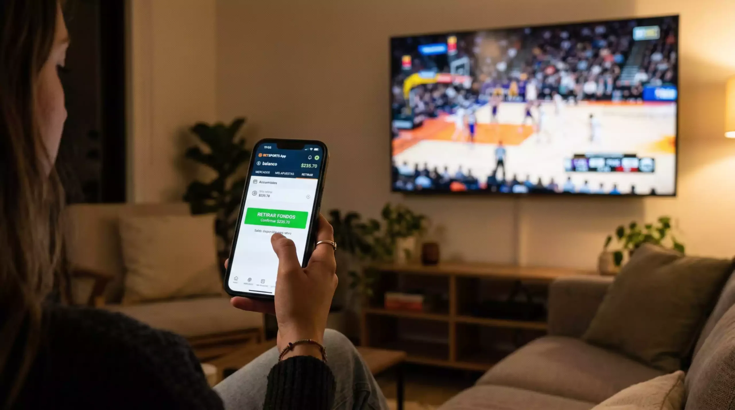 Pantalla de móvil mostrando la interfaz de cash out durante un partido de baloncesto en directo