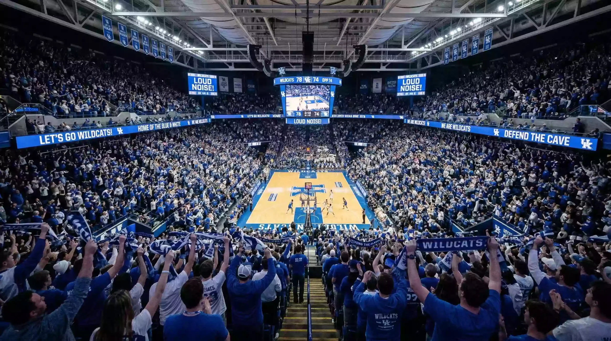 Pabellón de baloncesto de la Liga Endesa lleno de aficionados locales animando a su equipo